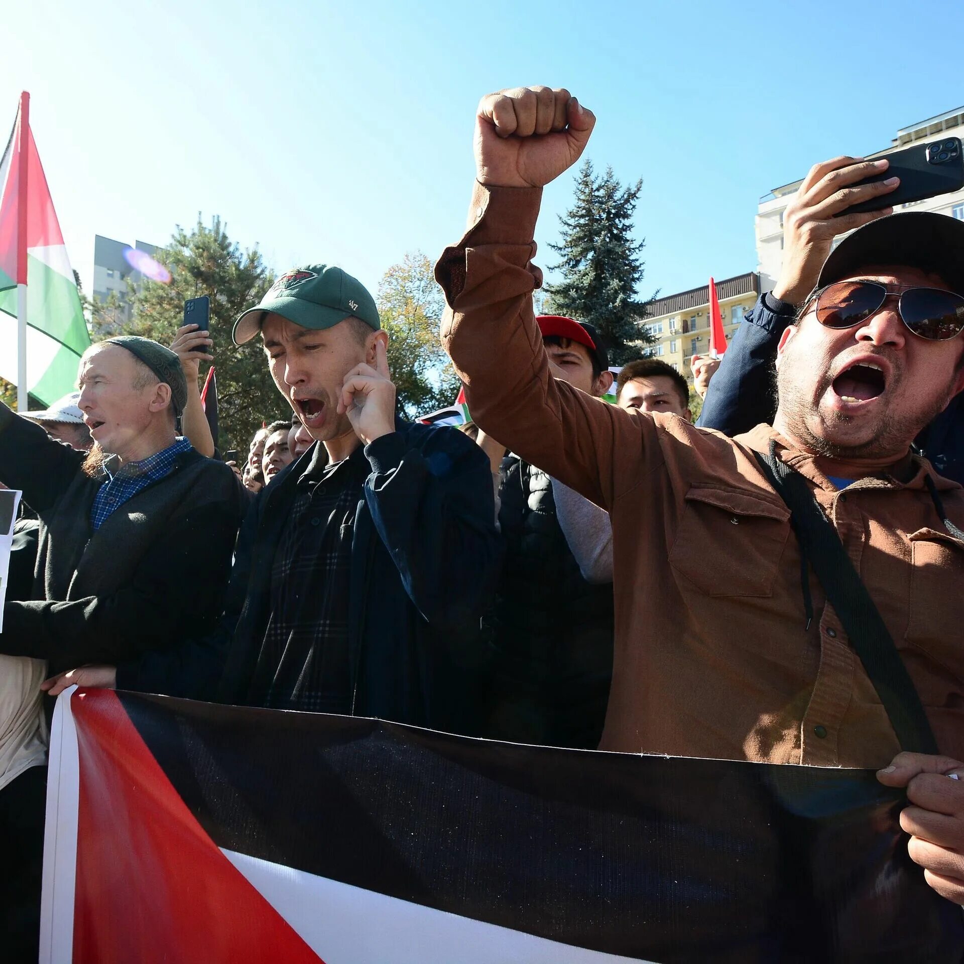 Митинги палестина. Палестина митинг. митинг бишкек. армяне в палестине. британия митинг палестина.