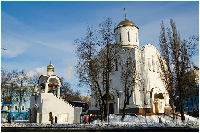 Храм в люберцах на октябрьском проспекте. Храм преображения господня в люберцах. храм живоначальной троицы в люберцах. церковь троицы живоначальной в наташине люберцы. церковь в люберцах на октябрьском проспекте.