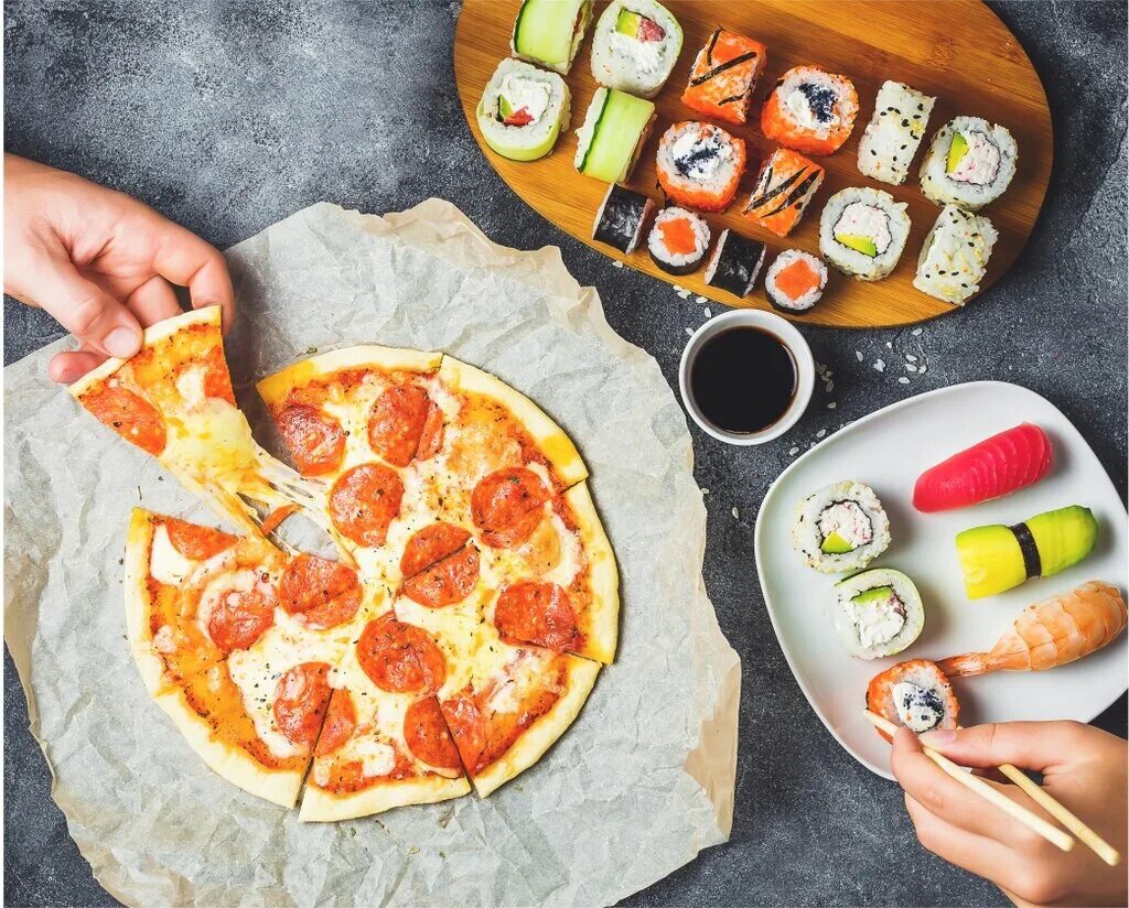 Доставка еды. Многие пиццерии предлагают еду на вынос. Пицца в картонной коробке. Пицца фон. Готовые салаты на витрине.