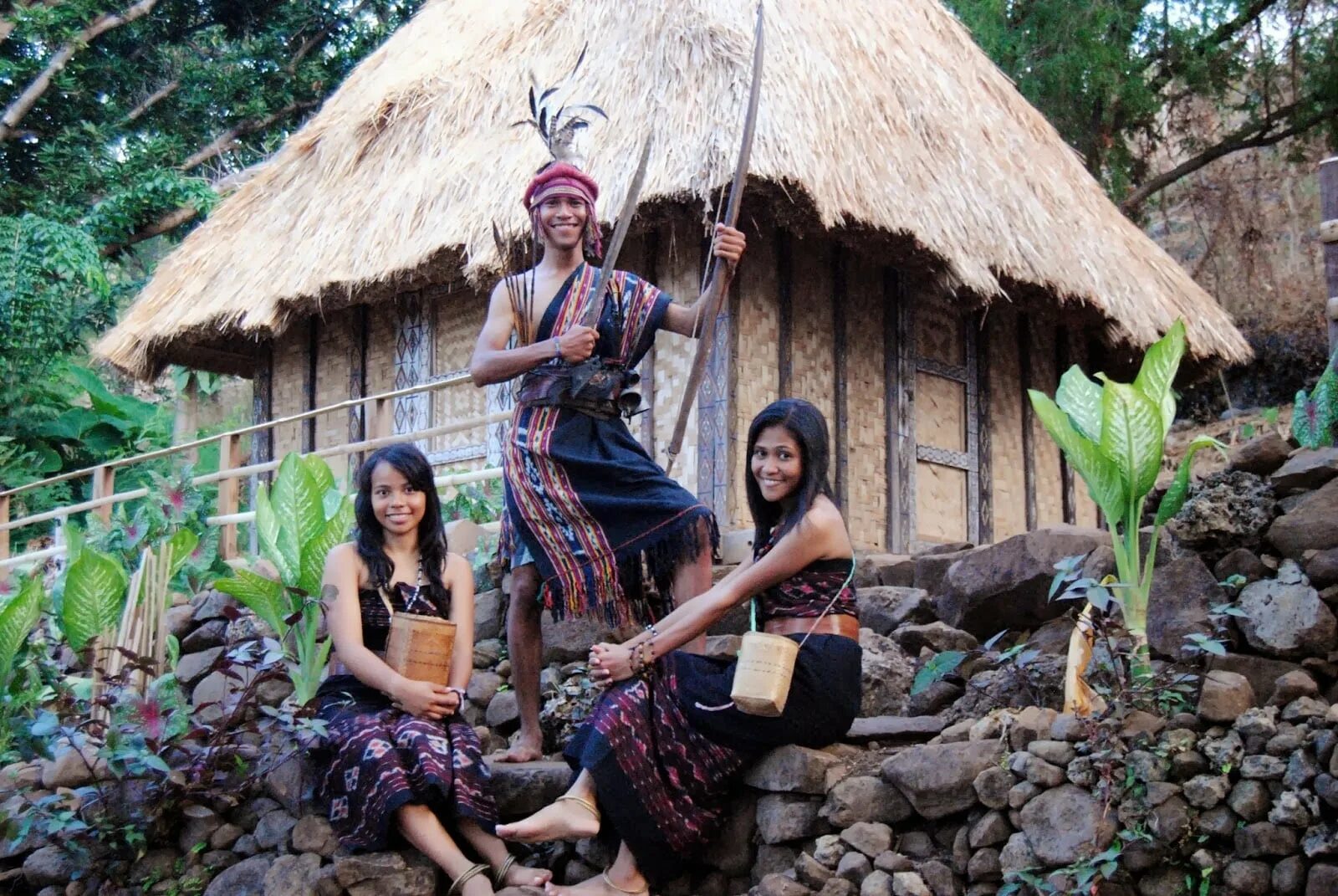 Остров сентинель, андаманские острова. Пляжи минданао филиппины. Древние филиппинцы. Мальдивы местное население. Андаманские острова племя джарава.