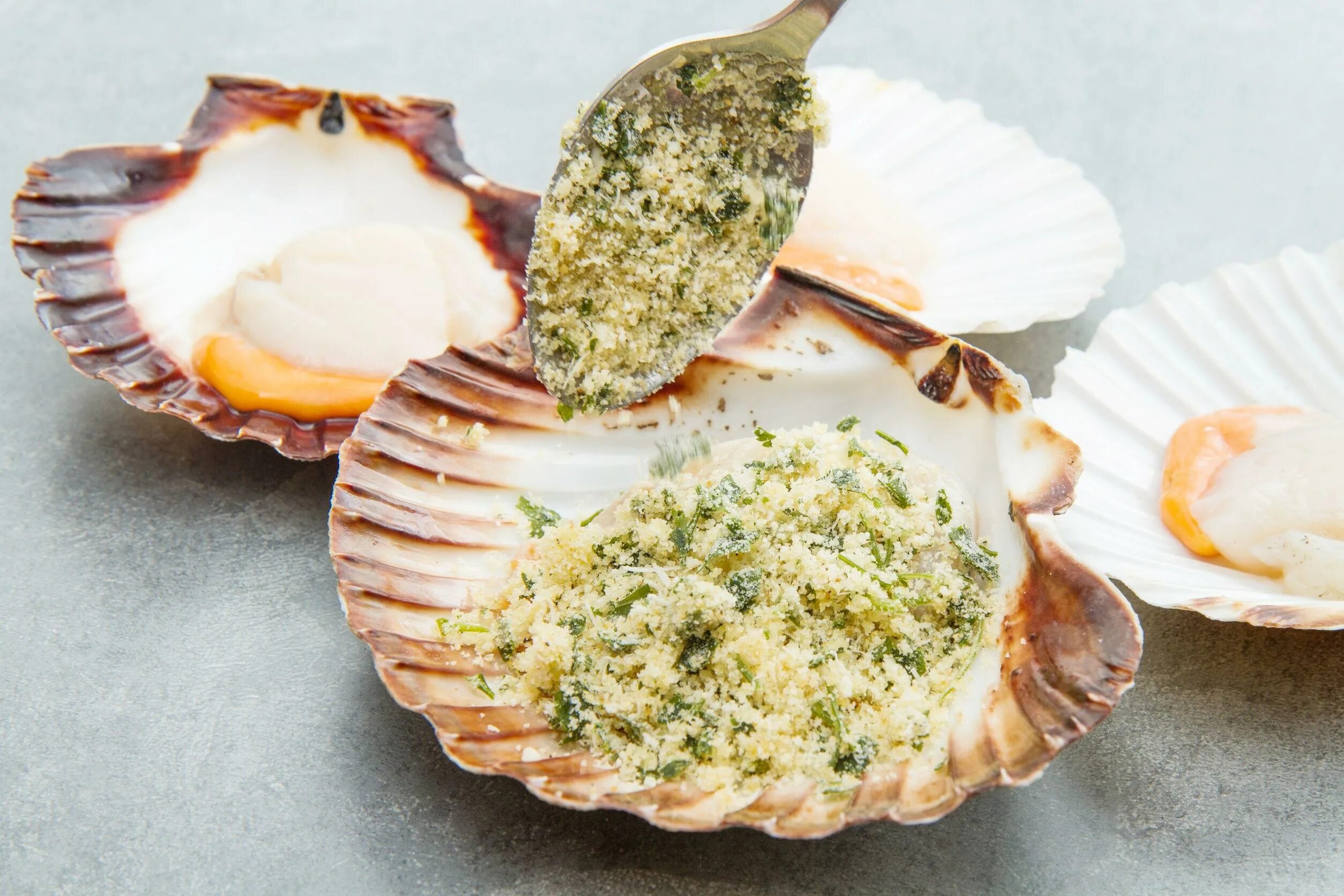 Ракушки по шанхайски. Морской гребешок по шанхайски. Гребешок по шанхайски в ракушке. Морской гребешок по шанхайски. Гребешок по шанхайски.