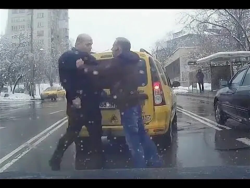 Конфликт на дороге. Ютуб драки дороги. Жесткие драки на дорогах. Подрезал на дороге. Ютуб драки дороги.