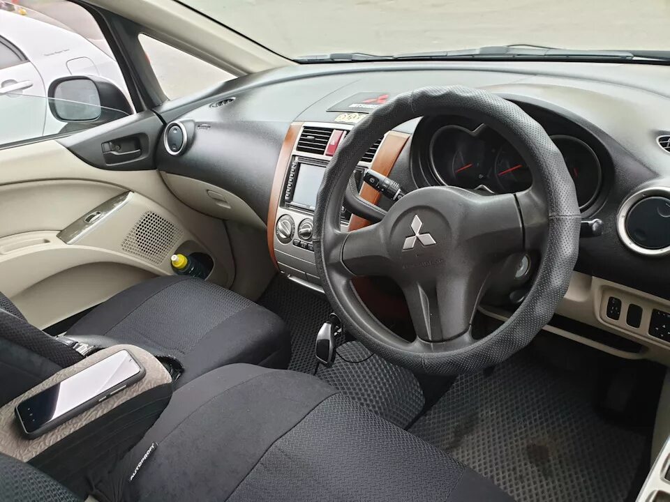 Плюсы mitsubishi. Митсубиси Кольт 2007 салон. Mitsubishi Colt 2007 салон. Митсубиси Кольт 2005 салон. Mitsubishi Colt 2004 салон.