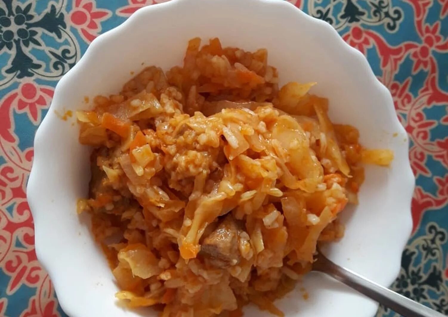 Капуста рис мясо как называется. Рис с капустой. рис с капустой и мясом. капуста тушёная с мясом и рисом. тушеная капуста с рисом.