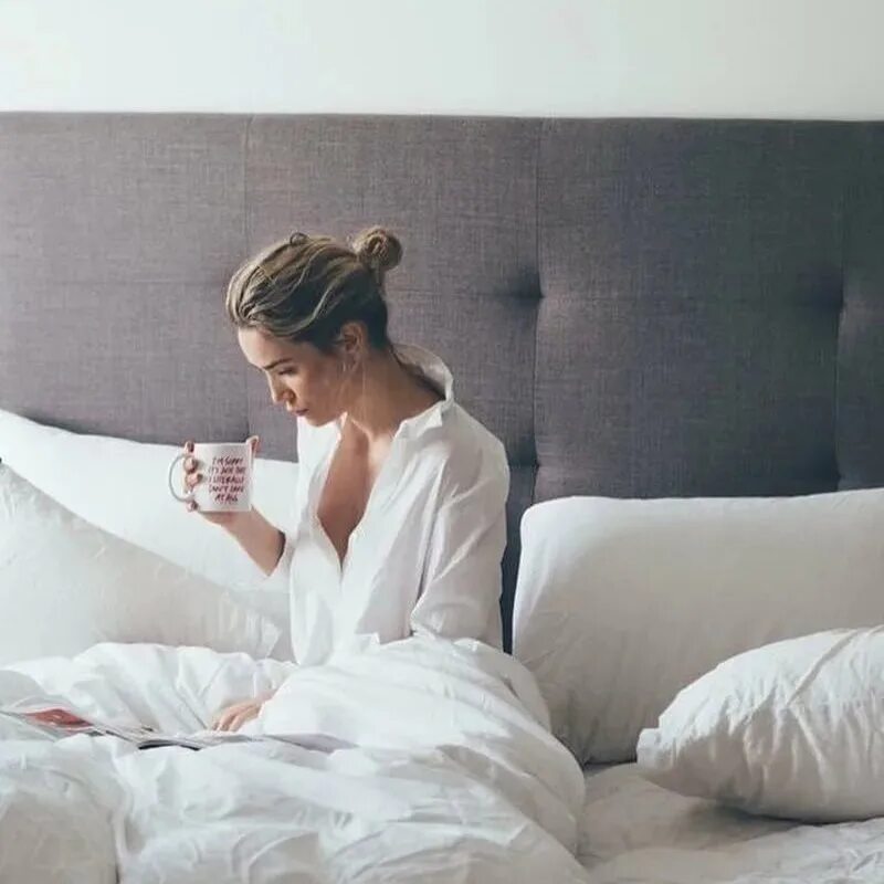 Фотосессия на кровати. 5 утра в белом. 5 утра в белом. В 5 утра люди. Подъем в 5 часов утра.