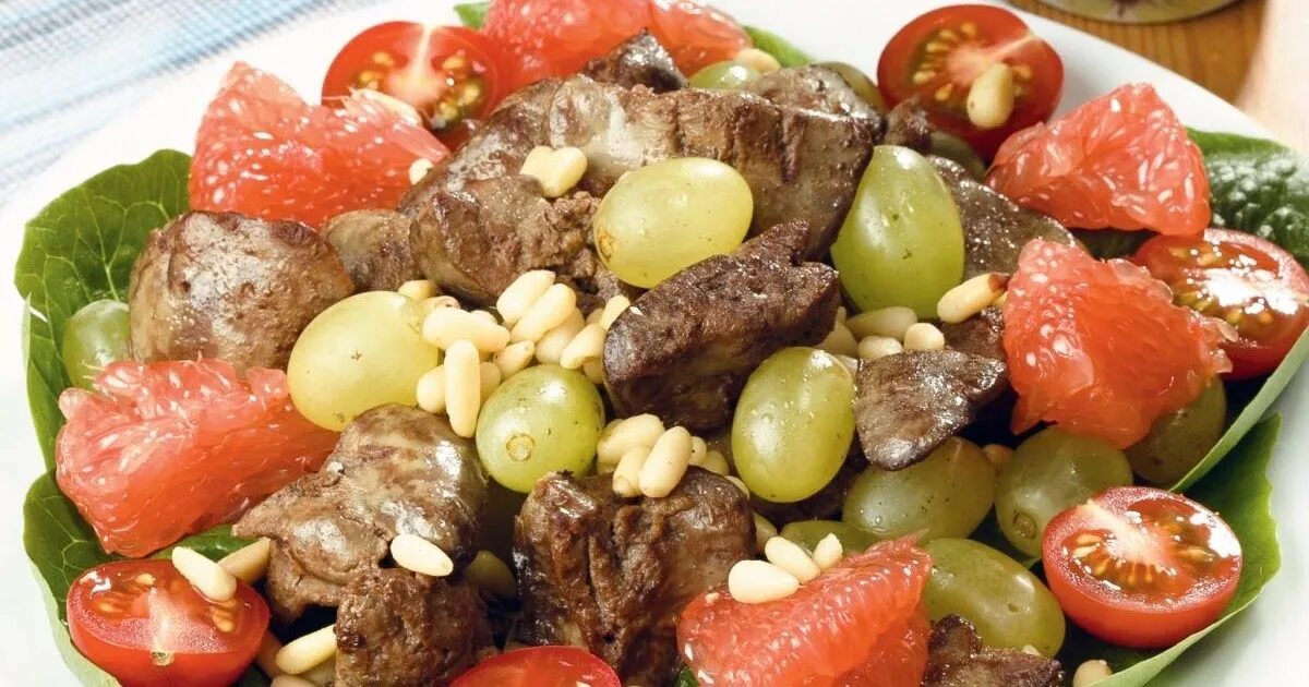 Салат с печенью и помидорами. Салат с печенью куриной грецкими орехами. Салат с куриной печенью и мандаринами. Грузинский салат с куриной печенью и грецкими орехами. Салат из печени с орешками.