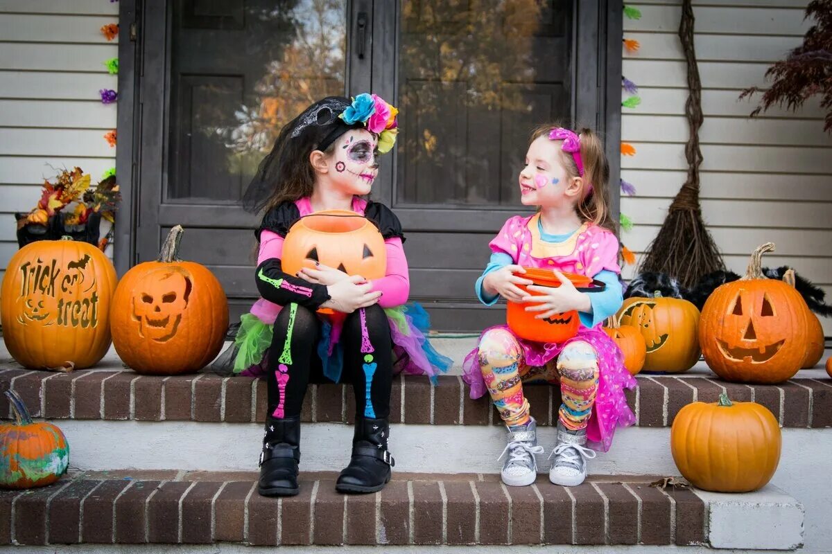 A treats children. Хэллоуин Trick or treat. Праздник Хэллоуин Trick or treat. Хэллоуин для детей. Хэллоуин детский праздник.