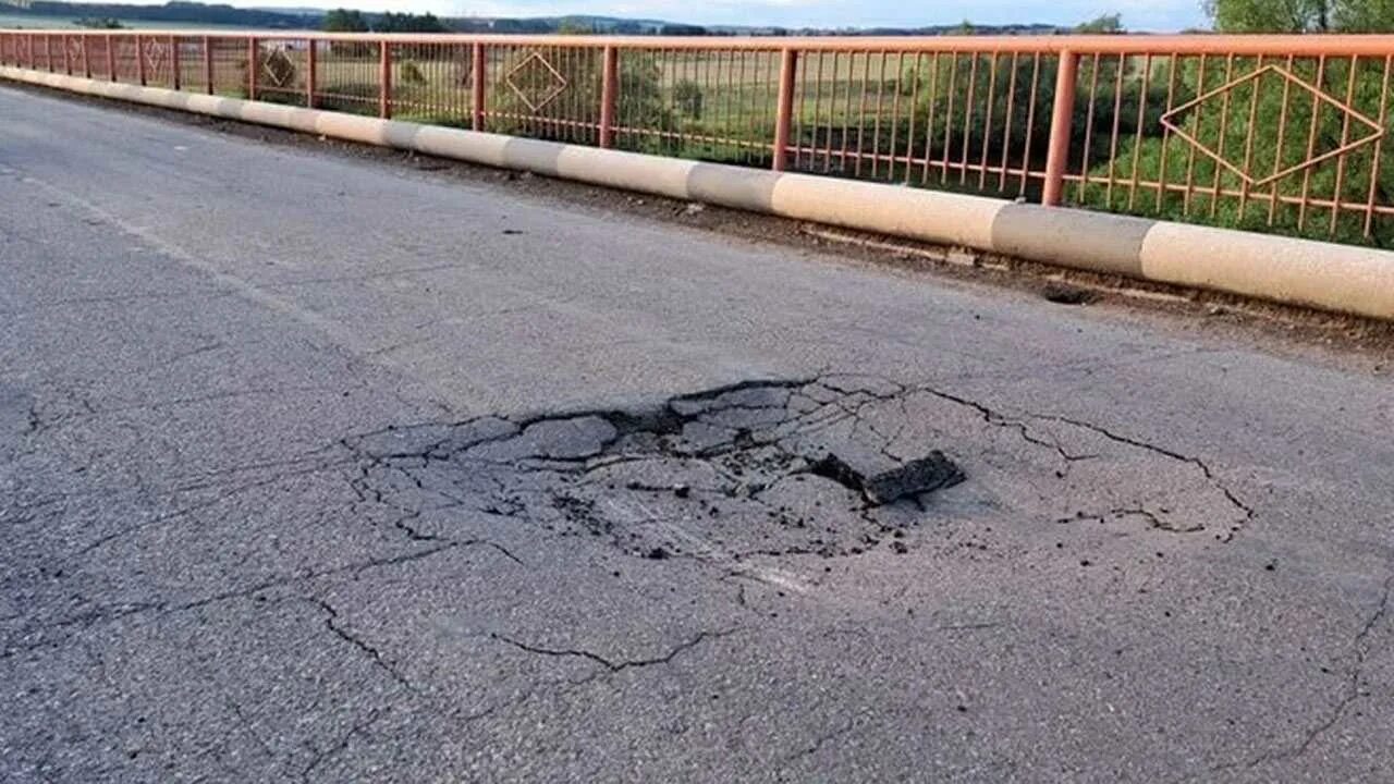 Мост Янаул Бураево. Асфальт. Дорога фото. Разрушенный асфальт.