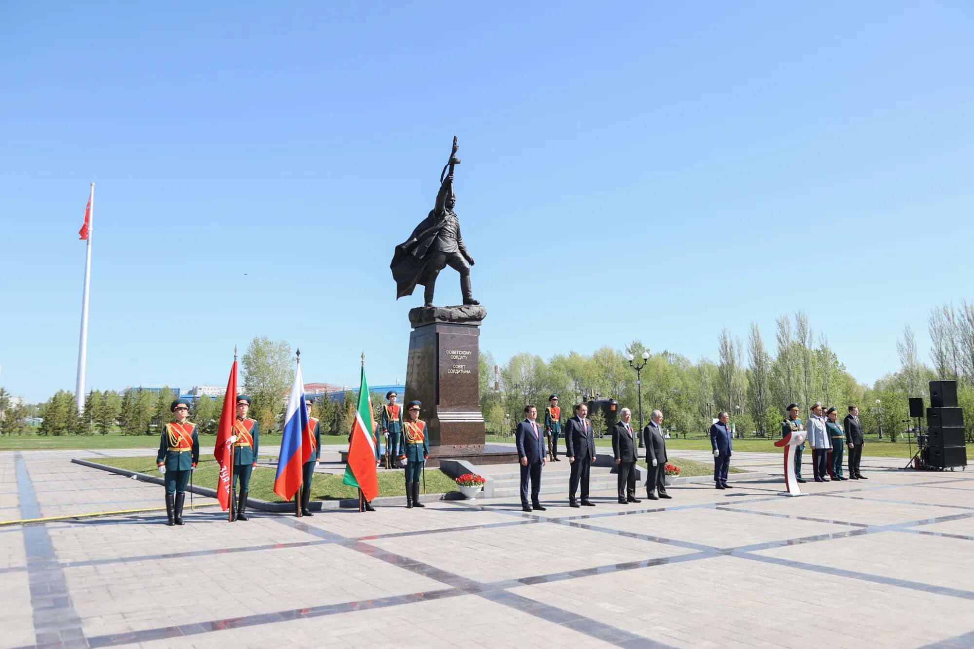 9 мая в казани. Парк Победы Казань. Памятник воину Казань парк Победы. Монумент воину освободителю Казань. Казань памятник воину освободителю.