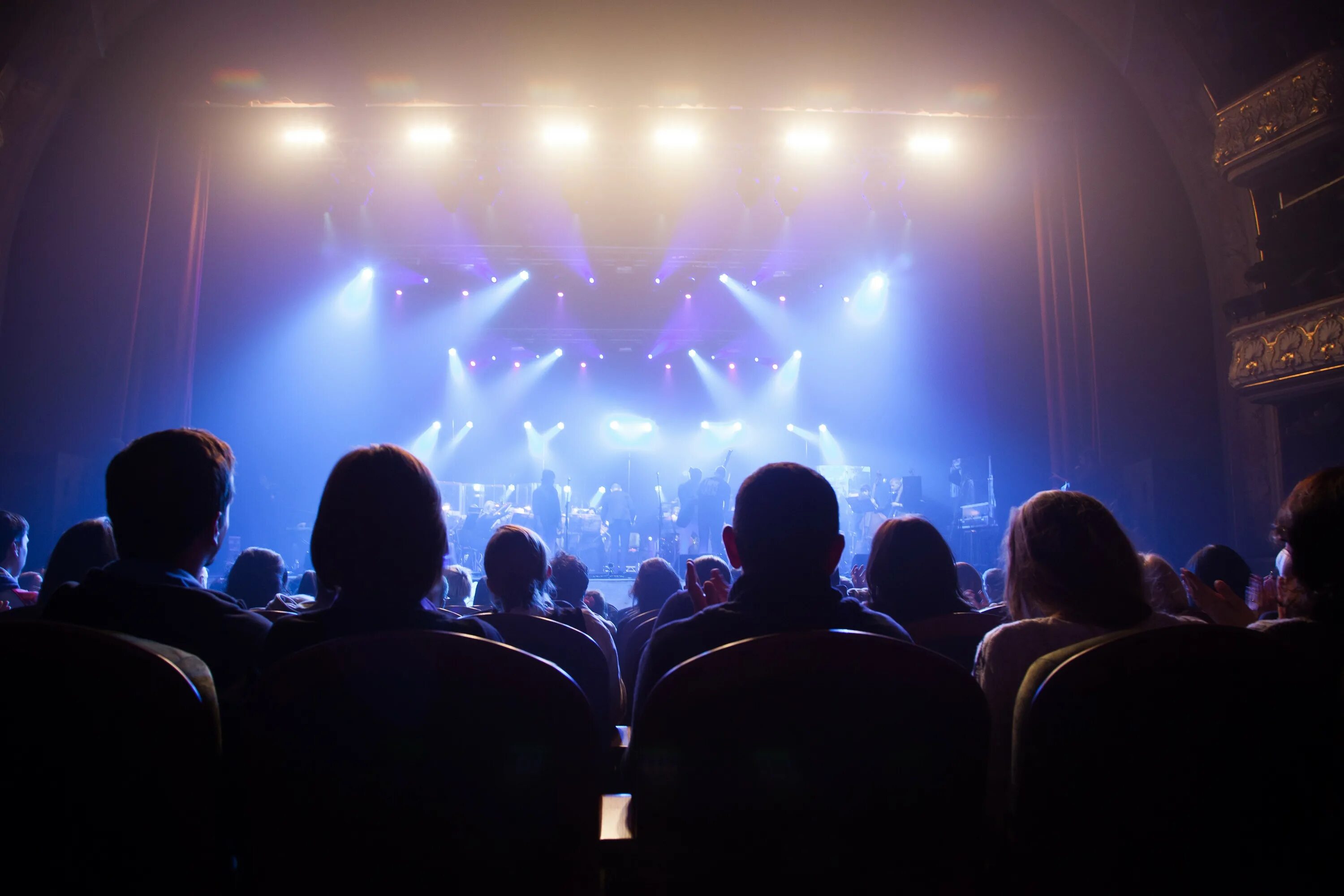 Concerts theatre. Концертный зал с людьми. Зал со сценой. Сцена со зрителями. Вид со сцены.