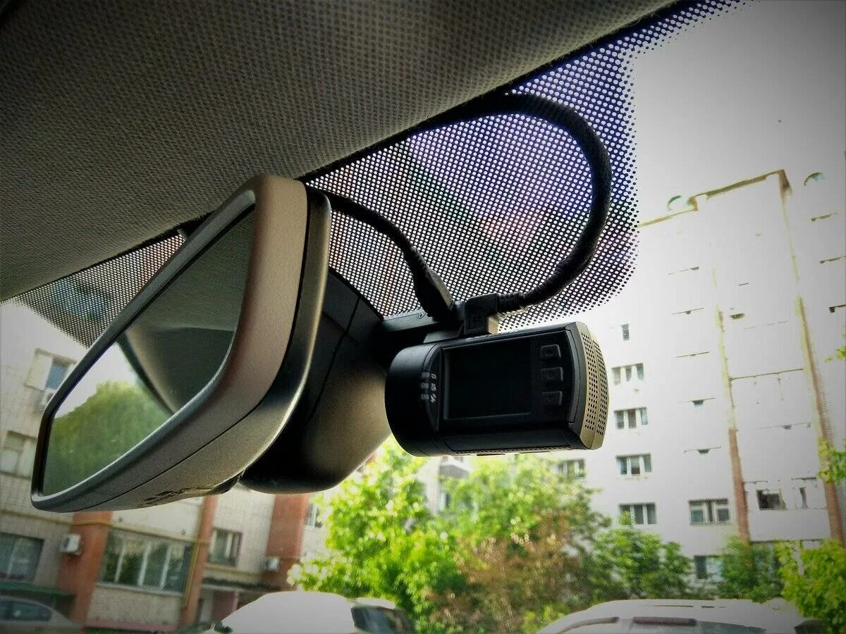 Установить видеорегистратор авто. Скрытый видеорегистратор в автомобиль. скрытое подключение видеорегистратора. крепления для видеорегистраторов. скрытое подключение видеорегистратора в автомобиле.