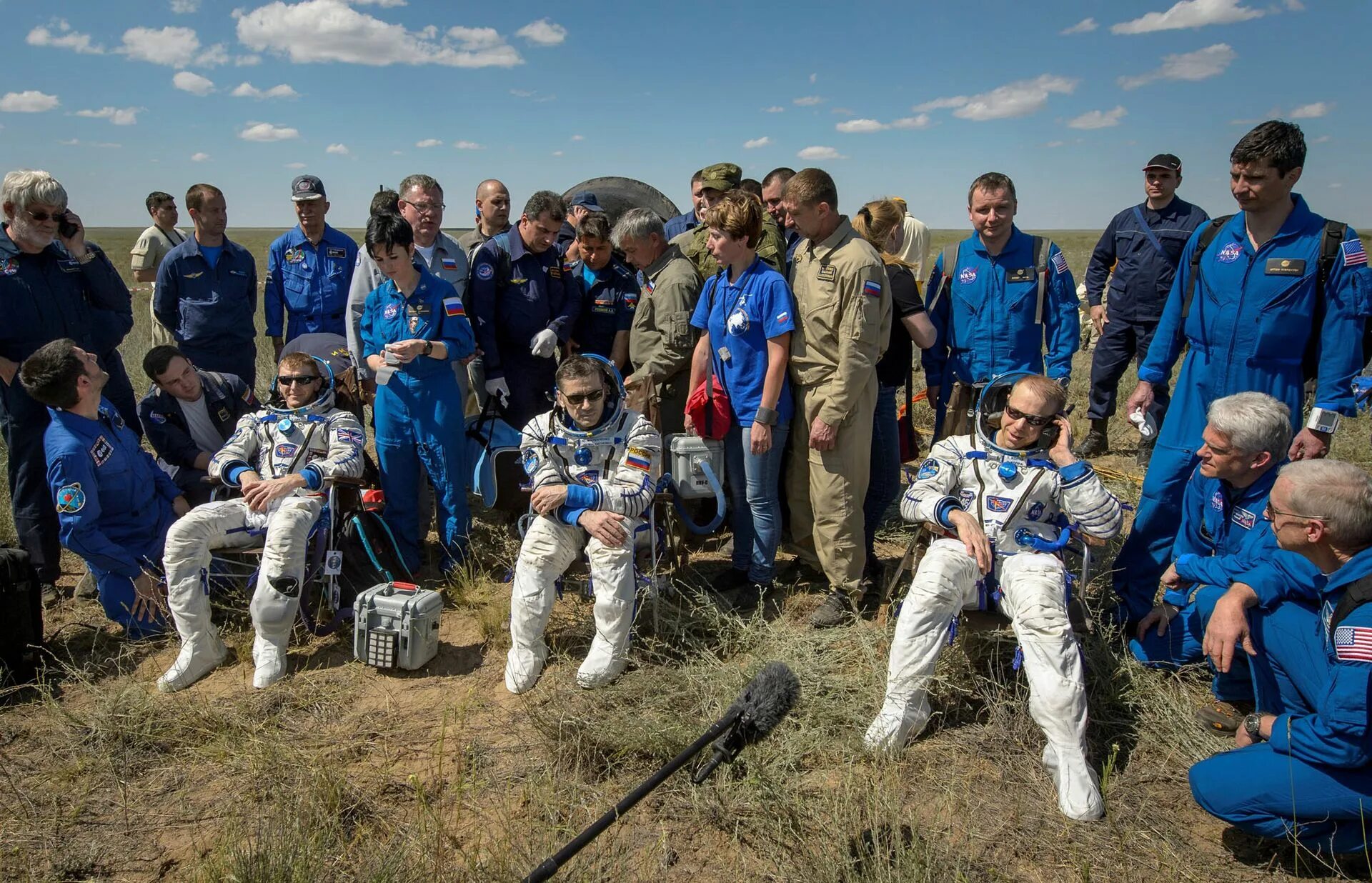 Космонавт высаживается. Союз тма 19. встреча космонавтов на земле. космонавт на земле. космонавт приземлился на землю.