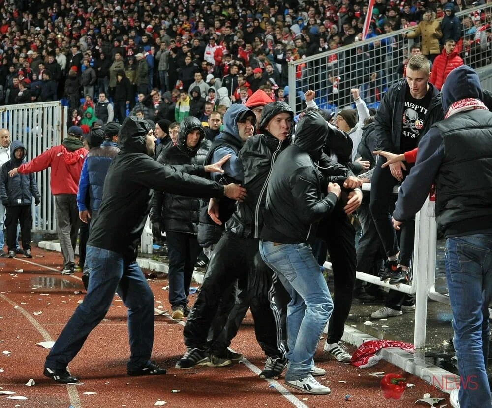 Фрэнк рбв. Драка футбольных фанатов. Хулиганы драка. Хулиганы драка. Шинник спартак беспорядки.