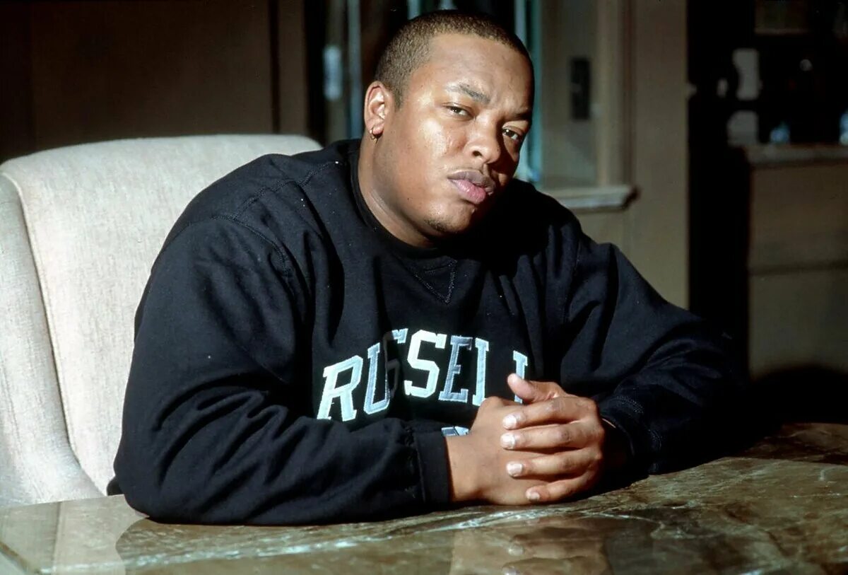 Рэпер доктор. Доктор дре. рэпер доктор дре. dr. dre рэпер. доктор дре молодой.