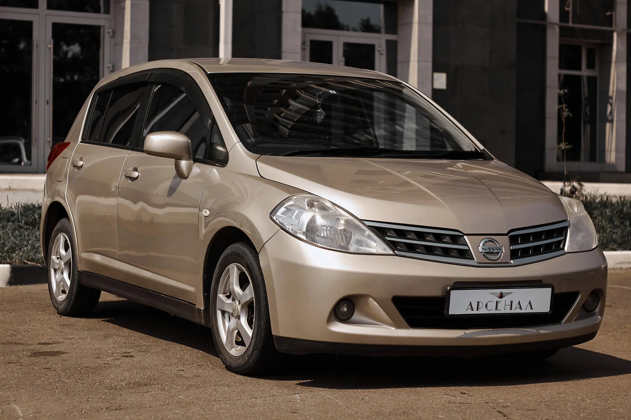 Ниссан тиида 2009 года. Nissan tiida 2009. nissan tiida золотая. nissan tiida 2009 дорест. nissan tiida золотистая.