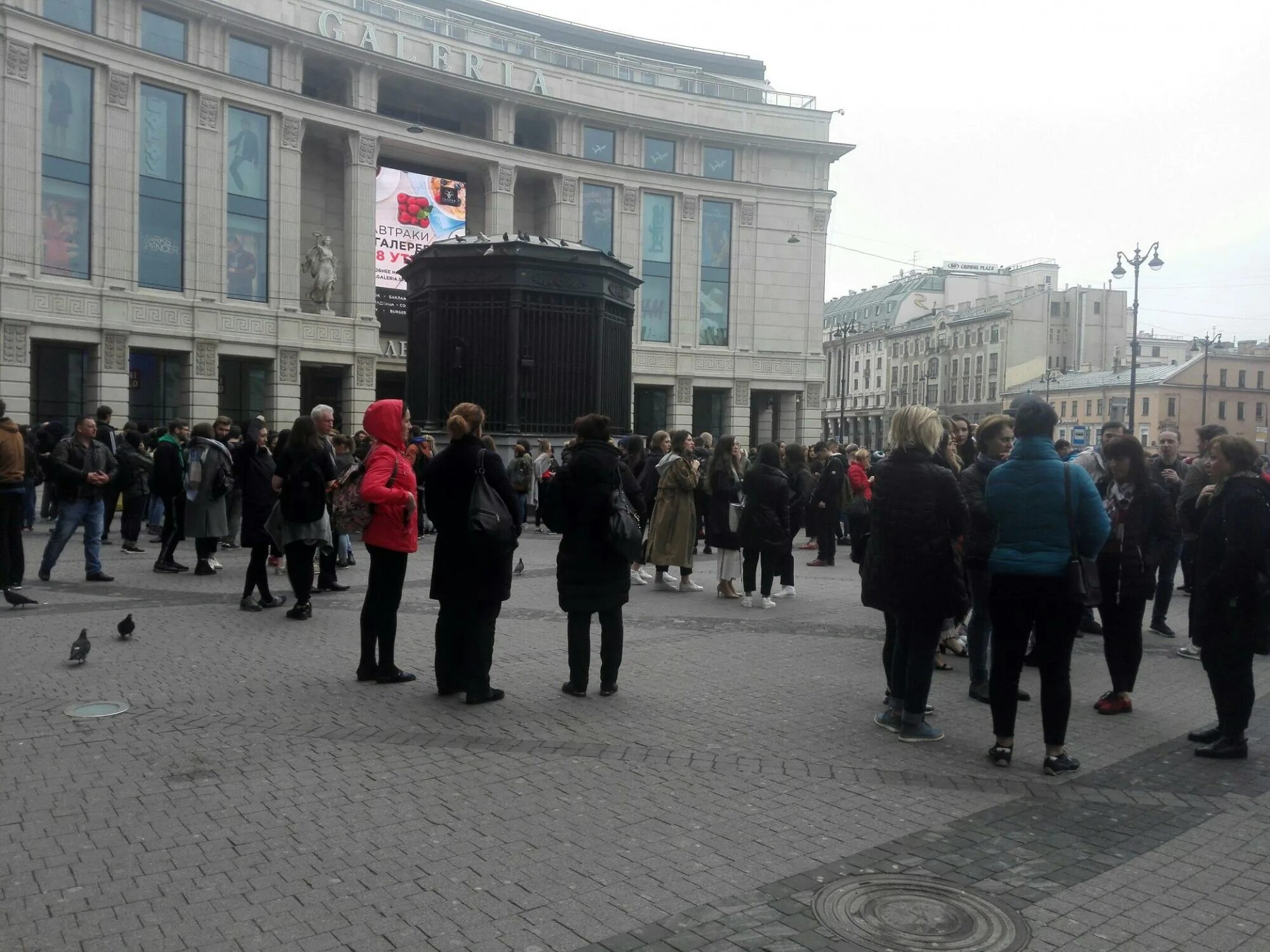 Эвакуация галерея спб сегодня. Люди на Лиговском проспекте. Торговый центр «галерея» на Лиговском проспекте. ТРК галерея СПБ 30 мая. Пассаж заминировали.