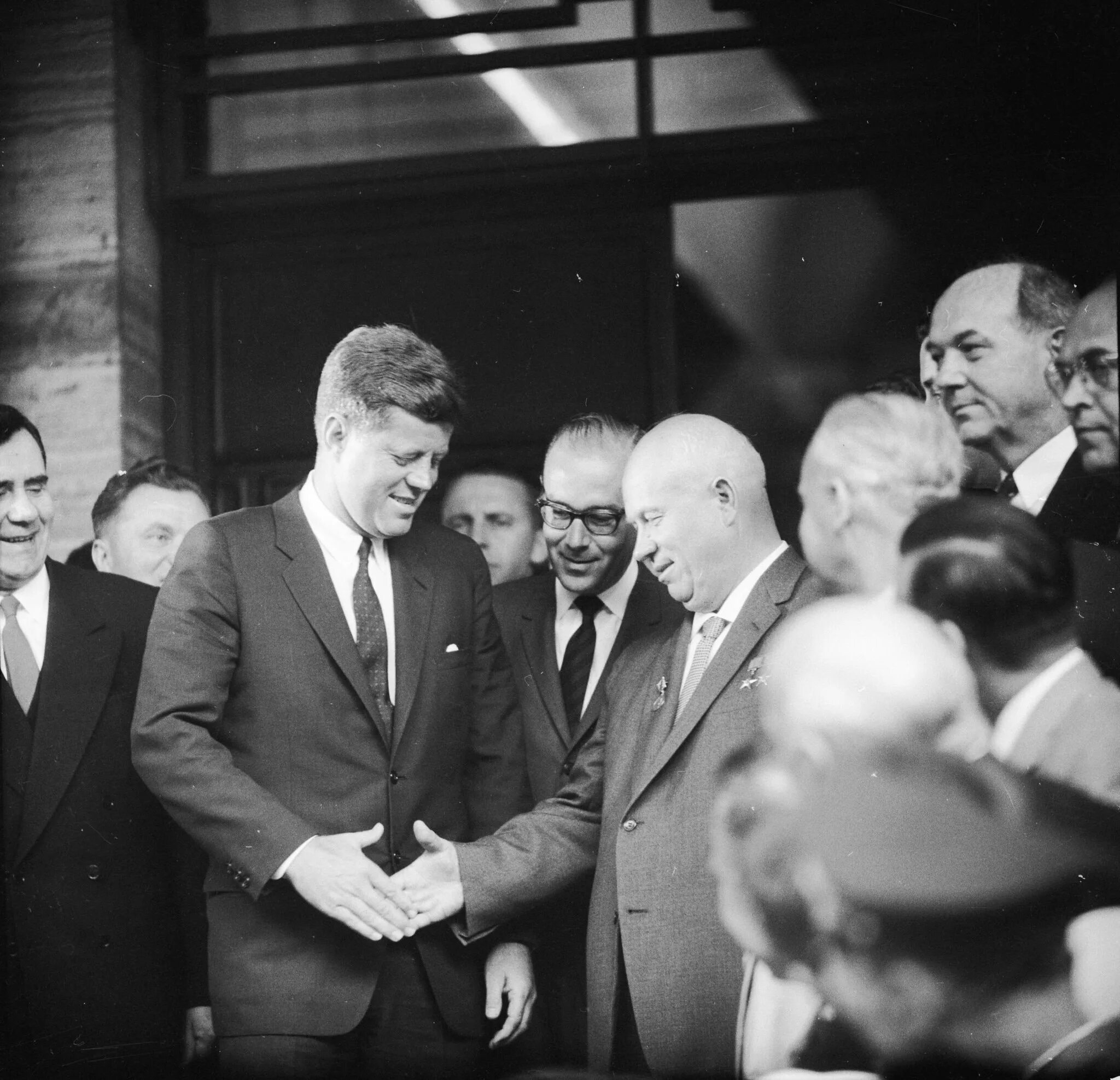 Встреча Хрущева и Кеннеди в Вене 1961. Саммит Хрущев Кеннеди 1961. Хрущев встреча с Кеннеди. Кеннеди переговоры