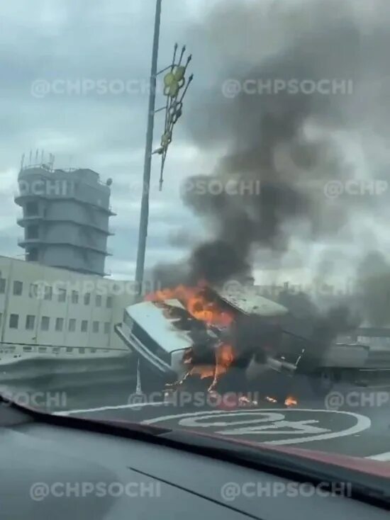 В сочи горит аэропорт. В Сочи сгорел автомобиль.