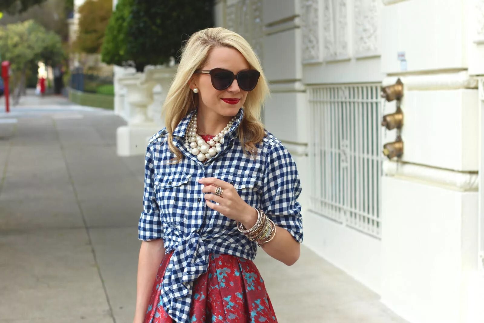 Casual стиль базовая одежда. Make your style. Ivoclar in style make it style. She is wearing checked shirt. Make your style.