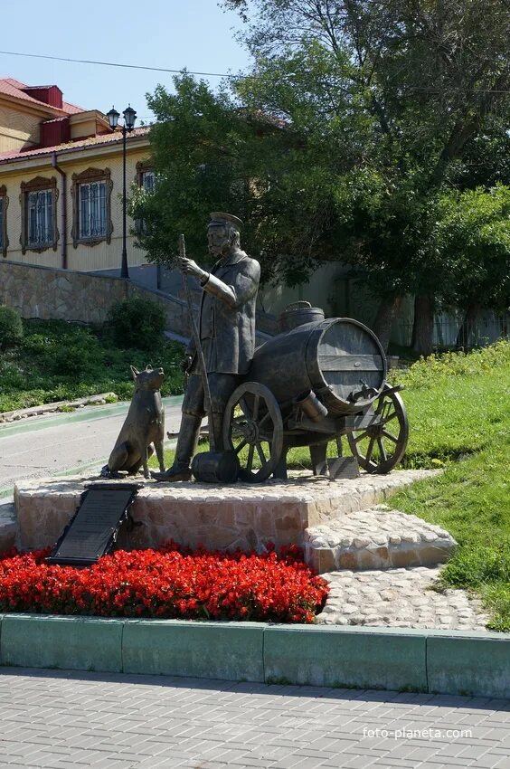 Водовоз Коломна. Водовоз в Коломне скульптура. Комна памятник водовозу разлив. Памятник водовозу в коломне