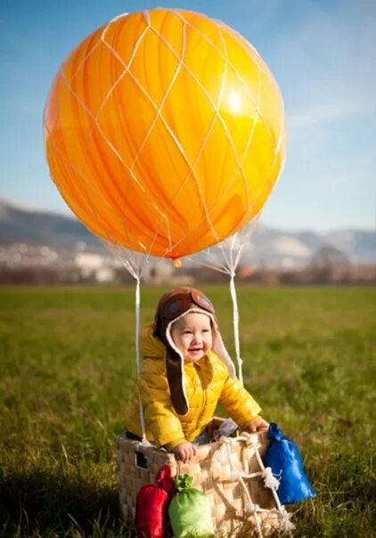 Корзина с шаром для фотосессии. Фотосессия с воздушным шаром детская. Фотосессия на воздушном шаре детская. Воздушный шар с корзиной. Фотосессия с воздушными шарами.