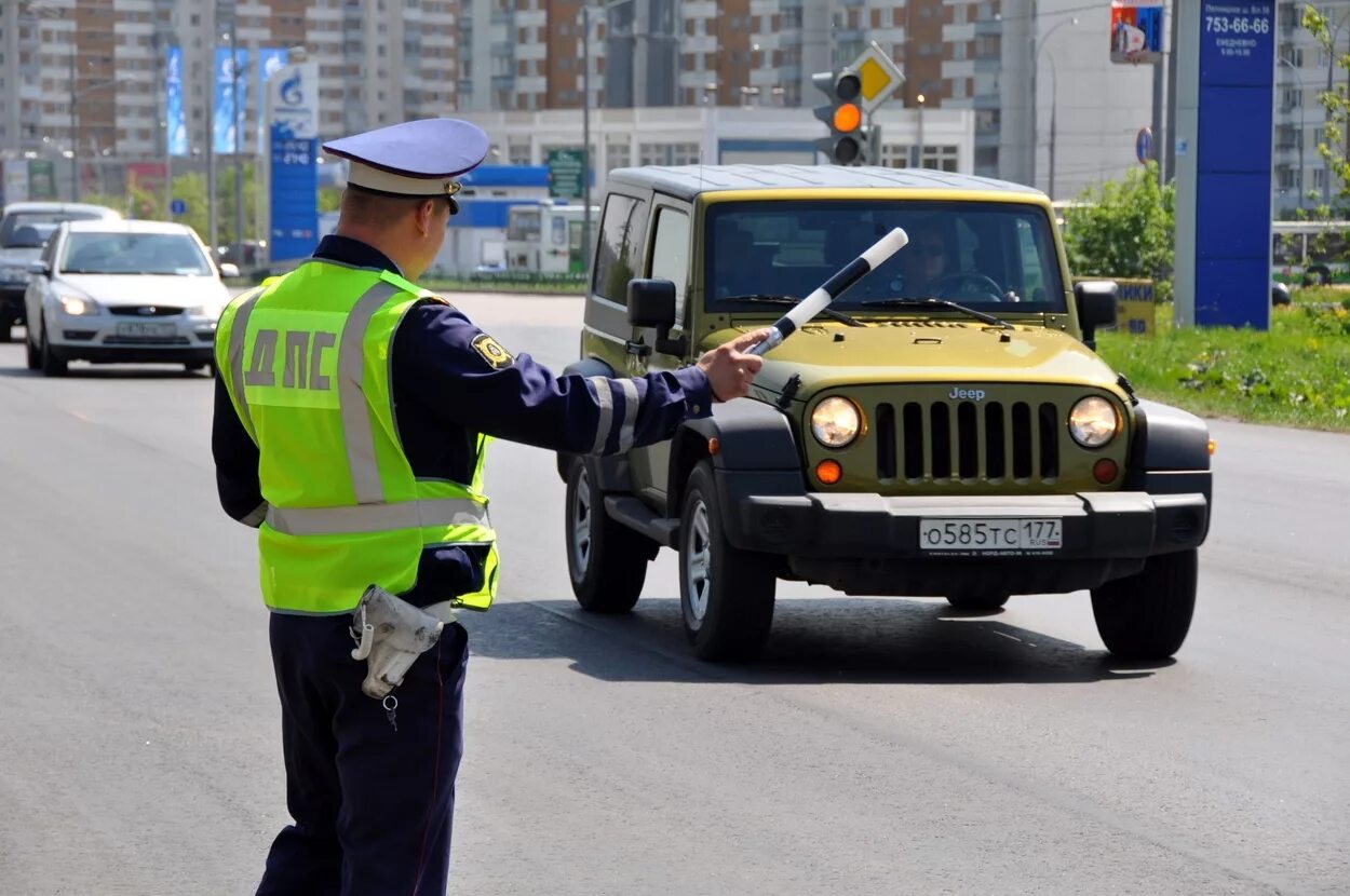 Полицейский остановил автомобиль. Дорожная полиция. Гаишник. Гаишник останавливает машину. Работа сотрудника гибдд