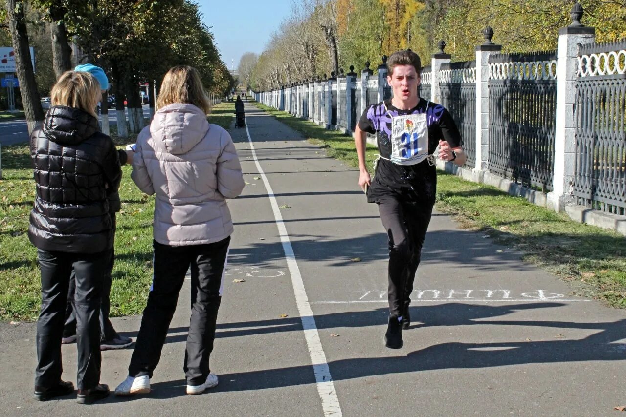 Анастасия григорьева легкая атлетика. Марафонский бегун. Легкоатлетическая ходьба. Ксения караман биатлон. Ксения довгая биатлонистка.