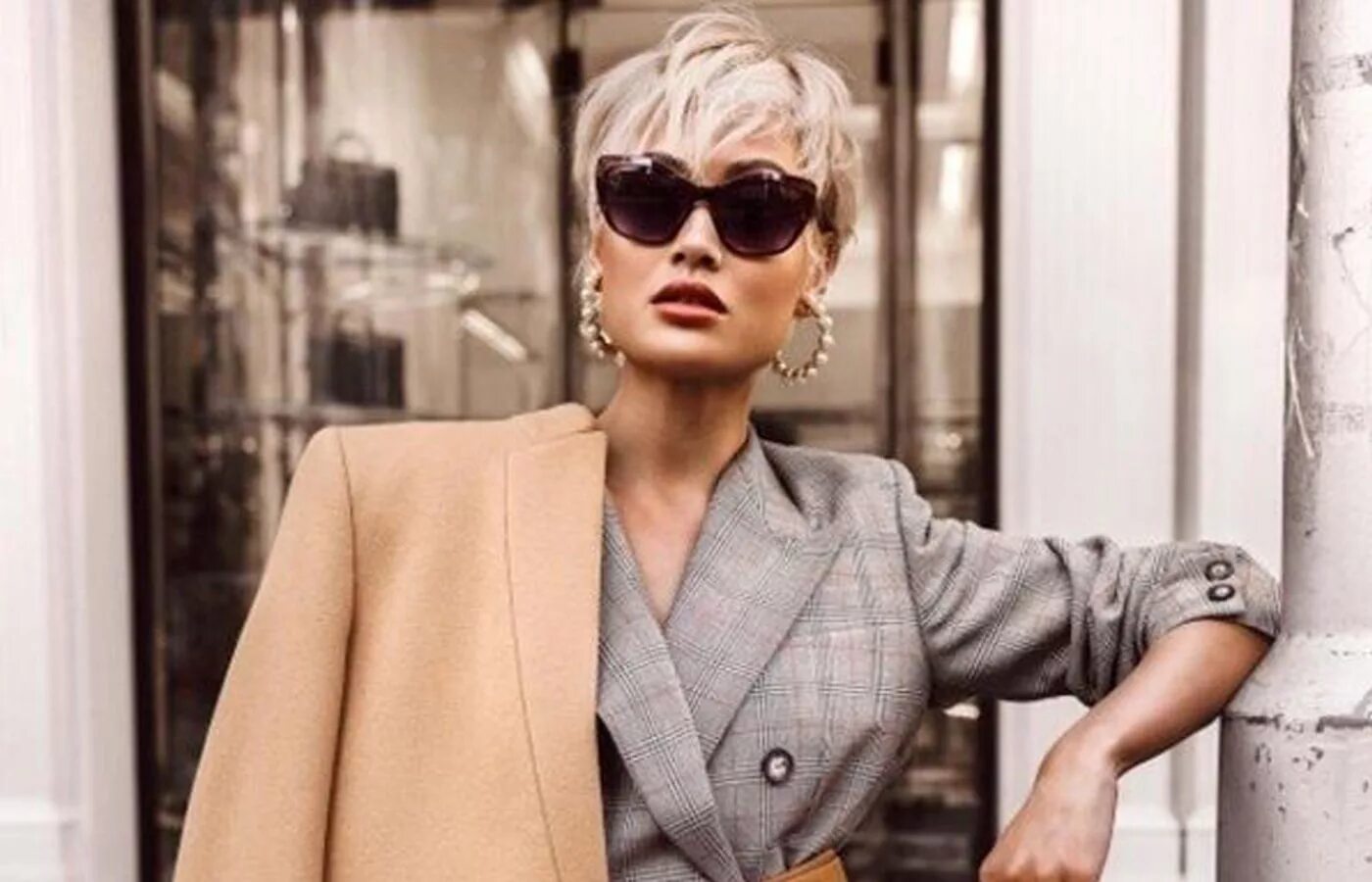 Деловая одежда шведок. Стильная уверенная женщина. Блоггер мика джианелли 2020. Элегантный стиль. Элегантная дама.