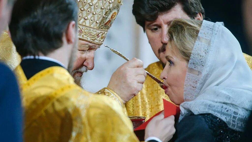 Причастие церковное. Патриарх причащает в церкви. патриарх кирилл причастие. причастие православие. путин причащается в храме.