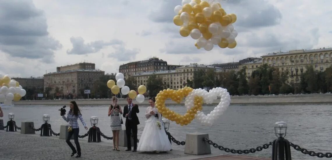 Иногда шаров. Запуск сердца на свадьбу. Запуск шаров молодоженами. Шары запускающие в небо возле ЗАГСА. Запускание шаров в небо на свадьбе фото.