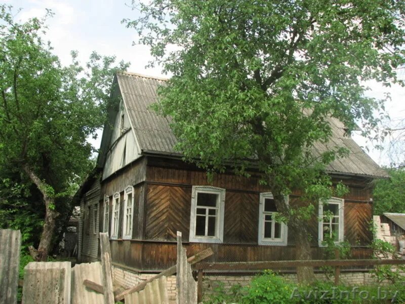 Деревенский деревянный дом. Домик на майской беларусь. Сельский домик. Сельский дом в белоруссии. Красивый деревенский дом.