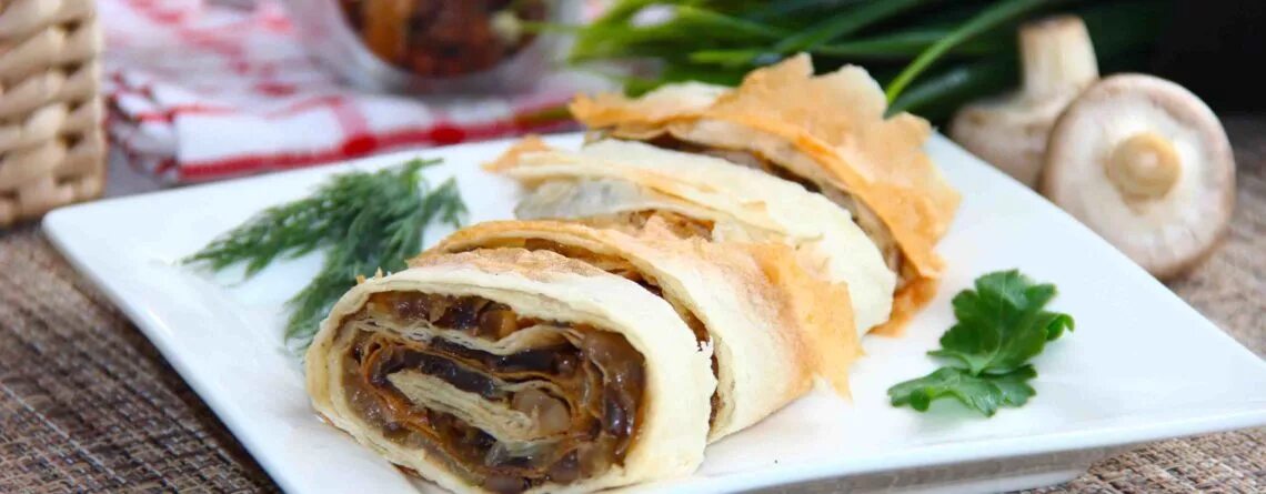 Рулетики из лаваша с грибами и сыром. Рулет из лаваша с курицей. Лаваш с грибной начинкой. Рулет из лаваша с грибами и сыром. Лаваш с шампиньонами.
