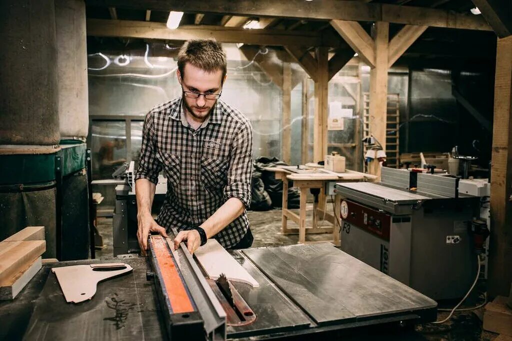 Московские столяры. Столяр андрей николаевич. Мастер столярного и мебельного производства. Плотник. Столяр.