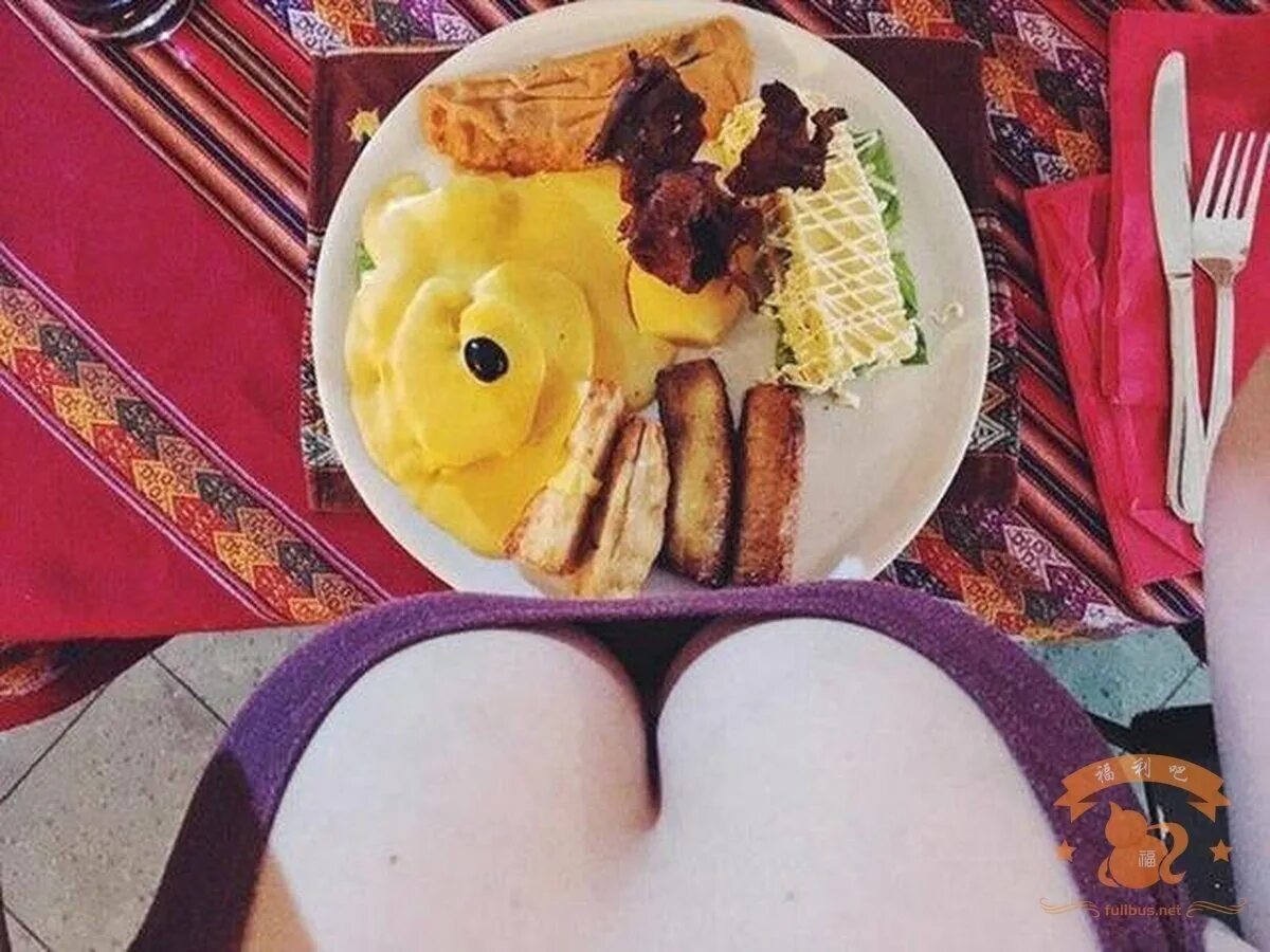 Женская грудь и еда. Еда прикол. Прикольный завтрак. Вкусная еда приколы. Сексуальный голод
