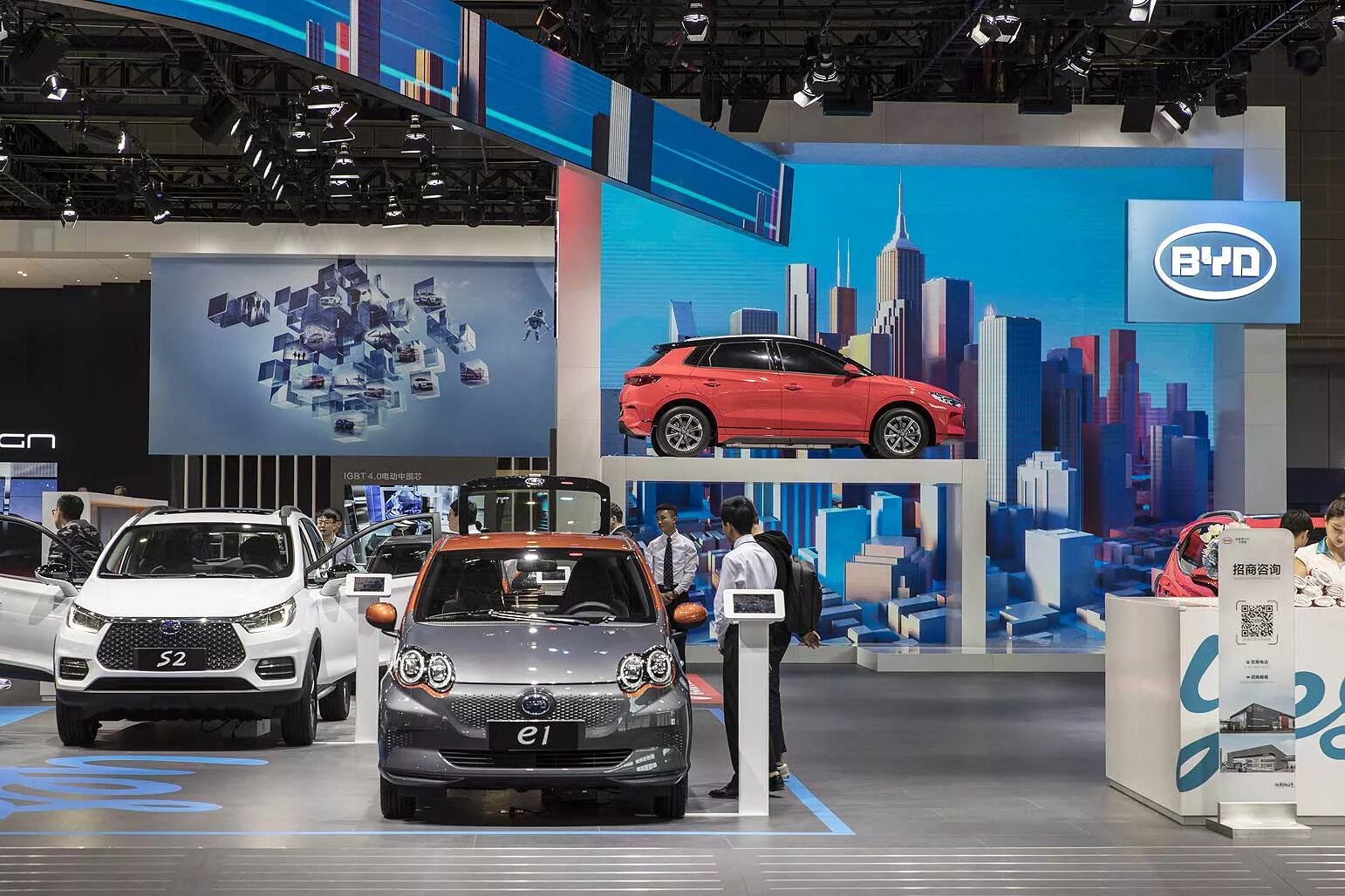 Byd company limited автомобилестроительные компании китая. Byd company limited автомобилестроительные компании китая. Byd e6 электромобиль. Китайский автопром byd. Byd electric taxi.