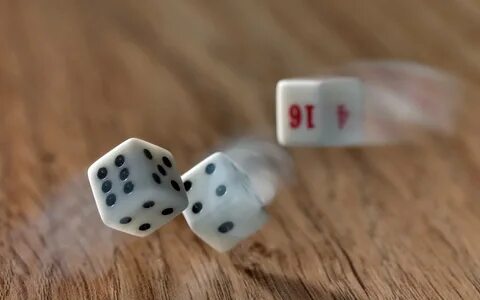 Брошены 4 игральные кости