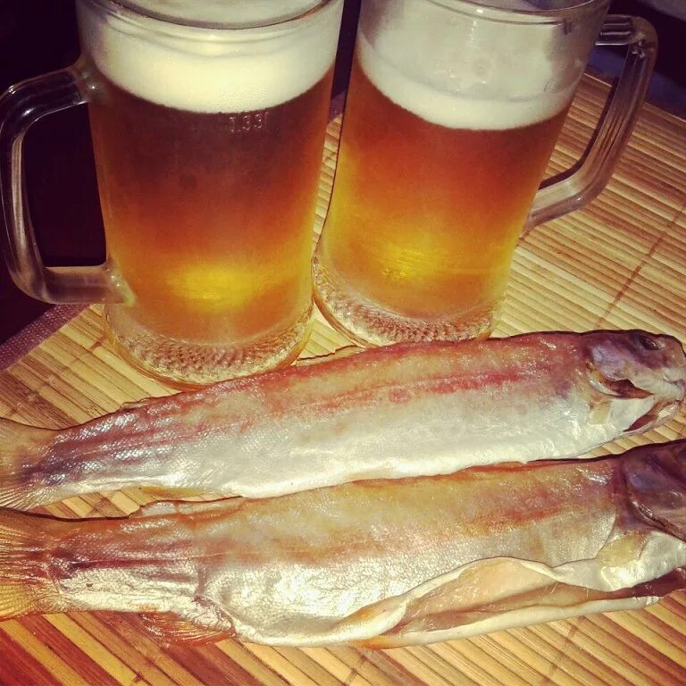 Рыба пила пиво. Разливное пиво и рыба. Холодное пиво с рыбой. Пиво с рыбой на столе.