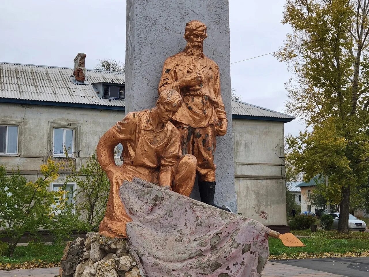 Памятник борцам революции Балаково. Памятник борцам революции Аткарск. Шуя памятник борцам революции. Памятник борцам революции Луганск.