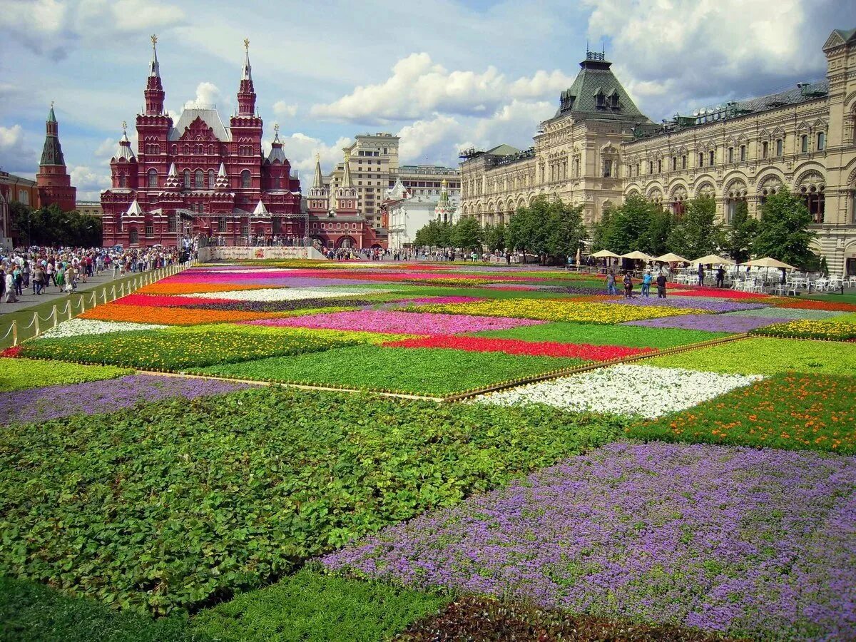 Что посетить в москве летом 2025. Москва летом. кремль в цветах. летняя москва. цветы на красной площади.