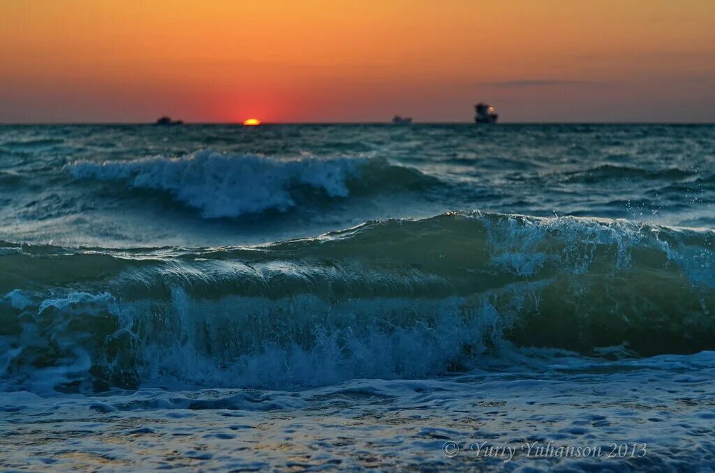 Разное состояние моря. Морской Прибой Евпатория. Черное море Прибой. Ситжес волны морской Прибой. Набегающая волна Азовское море.