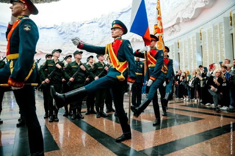 Оркестр роты почетного караула москва. Образцовый военный оркестр почётного караула московского гарнизона. Присяга на поклонной горе преображенский полк. Образцовый оркестр почетного караула. Образцовый оркестр почетного караула.