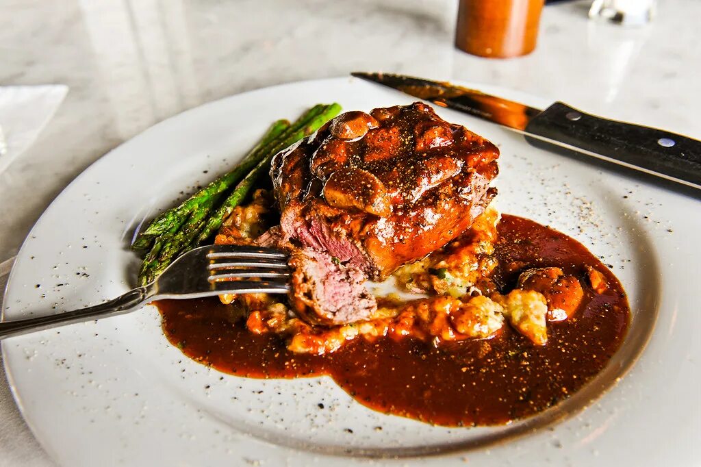 Вырезка под соусом. Клюквенный соус к мясу. Говяжья вырезка перечный соус. Татаки из говядины с соусом понзу. Вырезка под соусом.