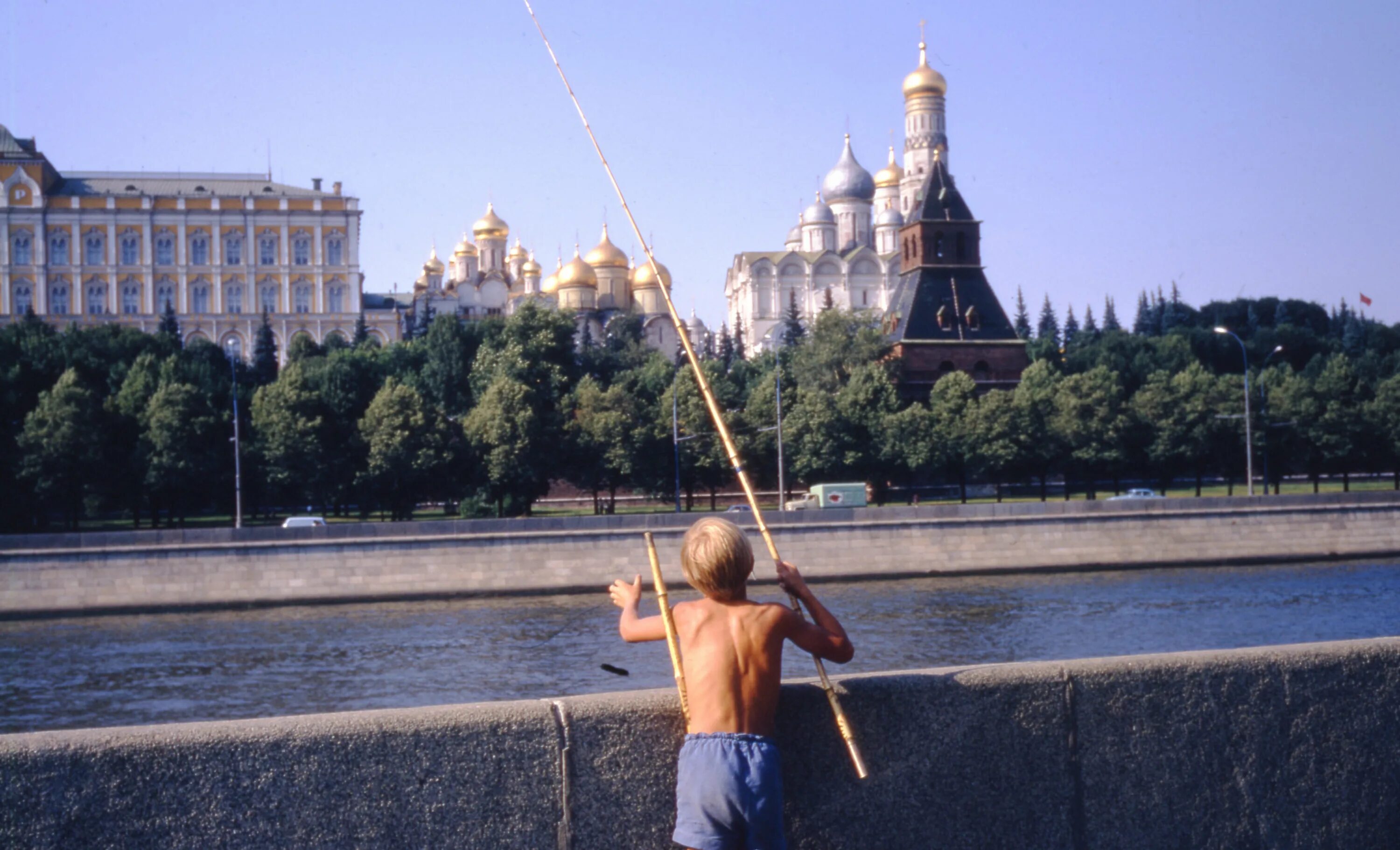 Ловля на москва реке. Москва река рыбалка. Рыбаки у Кремля в Москве. Фото напротив Кремля. Москва река 1950.