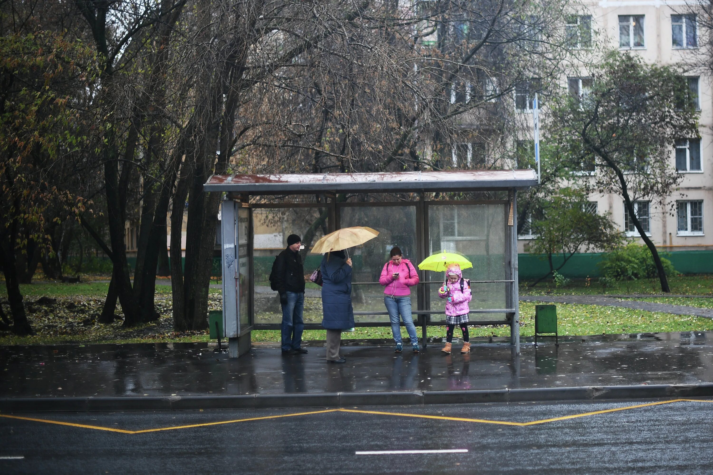 Люди ждут автобус на остановке. Автобусная остановка дождь. Остановка под дождем. Автобусная остановка с людьми. Люди на остановке под дождем.