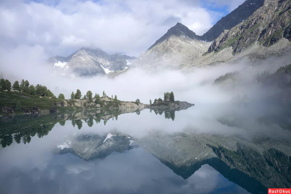 альпийские реки. озеро брайес италия. отдых в горах с озером. южный шварцвальд озеро. дом у озера штат монтана.