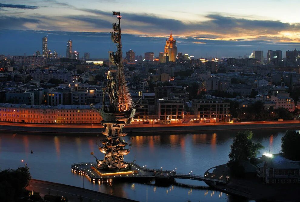 Памятник Петру 1 в Москве. Памятник Петру 1 в Москве на Москве реке. Монумент Петру первому в Москве. Памятник Петру i в Москве (в ознаменование 300- летия российского флота). Плавная москва