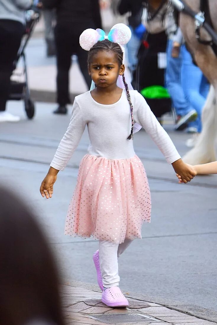 Сына одевает девочкой. Звездные дети наряды. Мальчик одевает платье. Девочка одетая в платье. Мальчишки в платье.