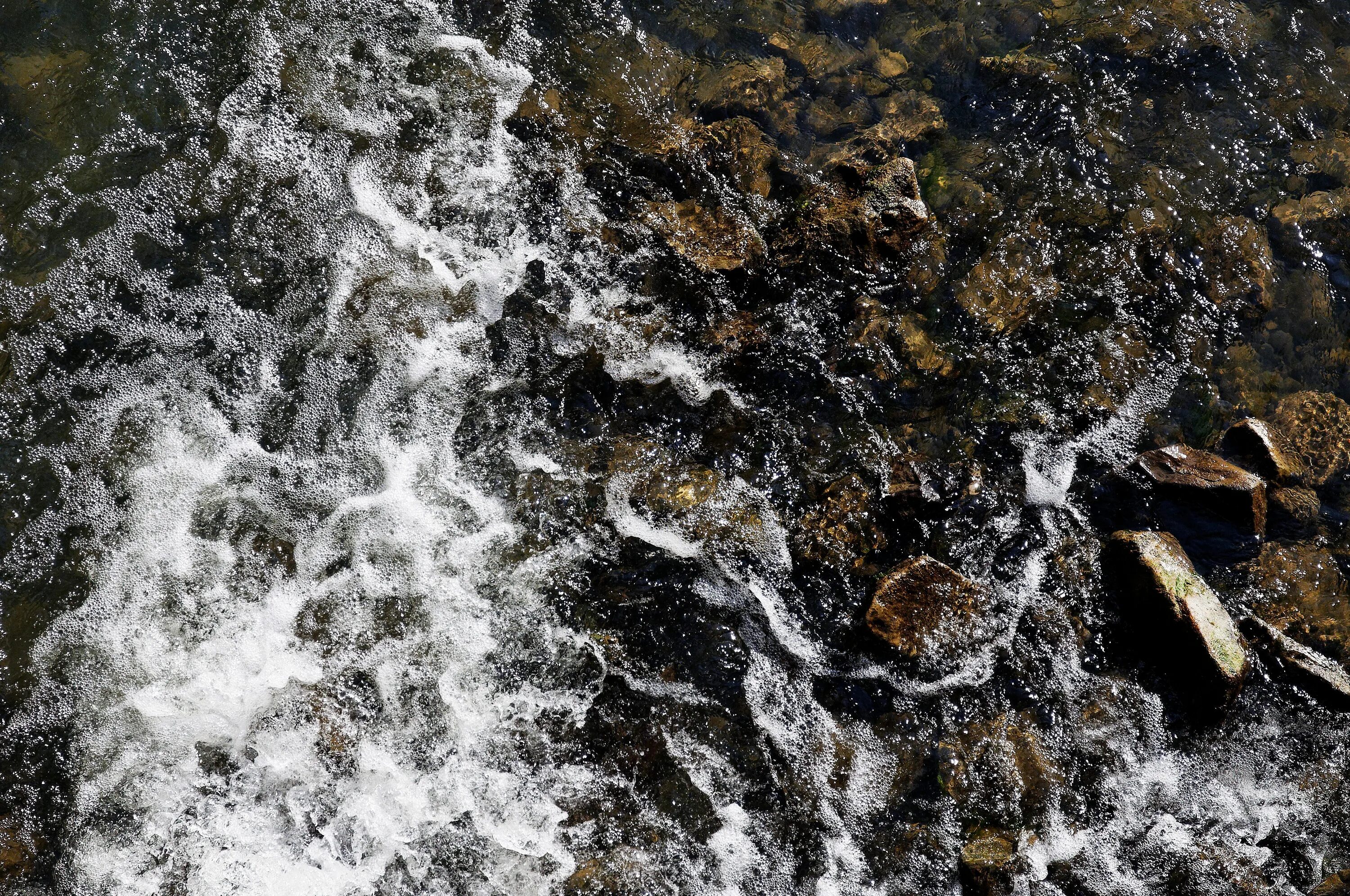 Образованная потоком воды. Камень с потоками воды. Вода Ручеек. Черные камни в воде. Деньги в ручье воды.