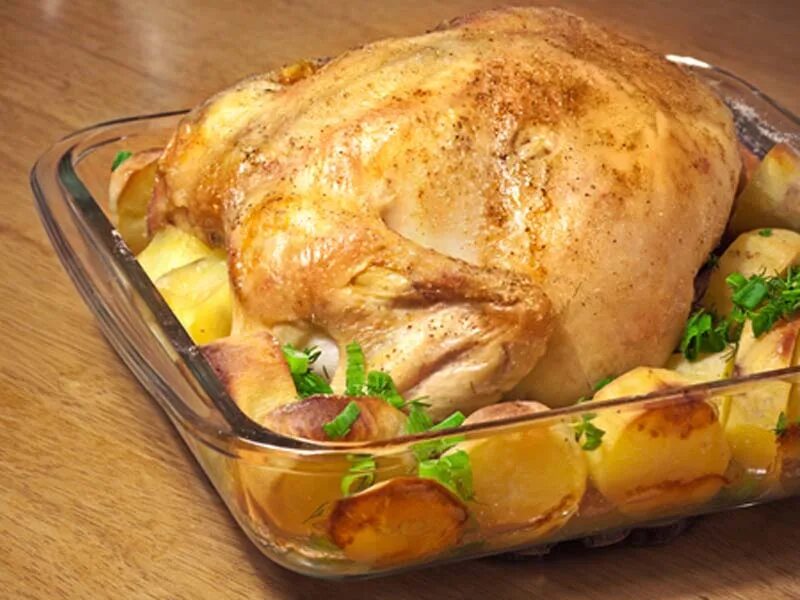 Рецепт курицы в стеклянной посуде. Курица с картошкой. Курица в духовке. Курица в стеклянной посуде в духовке. Курица с картошкой в духовке в стеклянной форме.