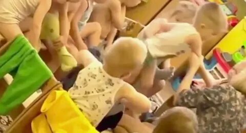 Застенчивый мальчик с очень горячий воспитательницей